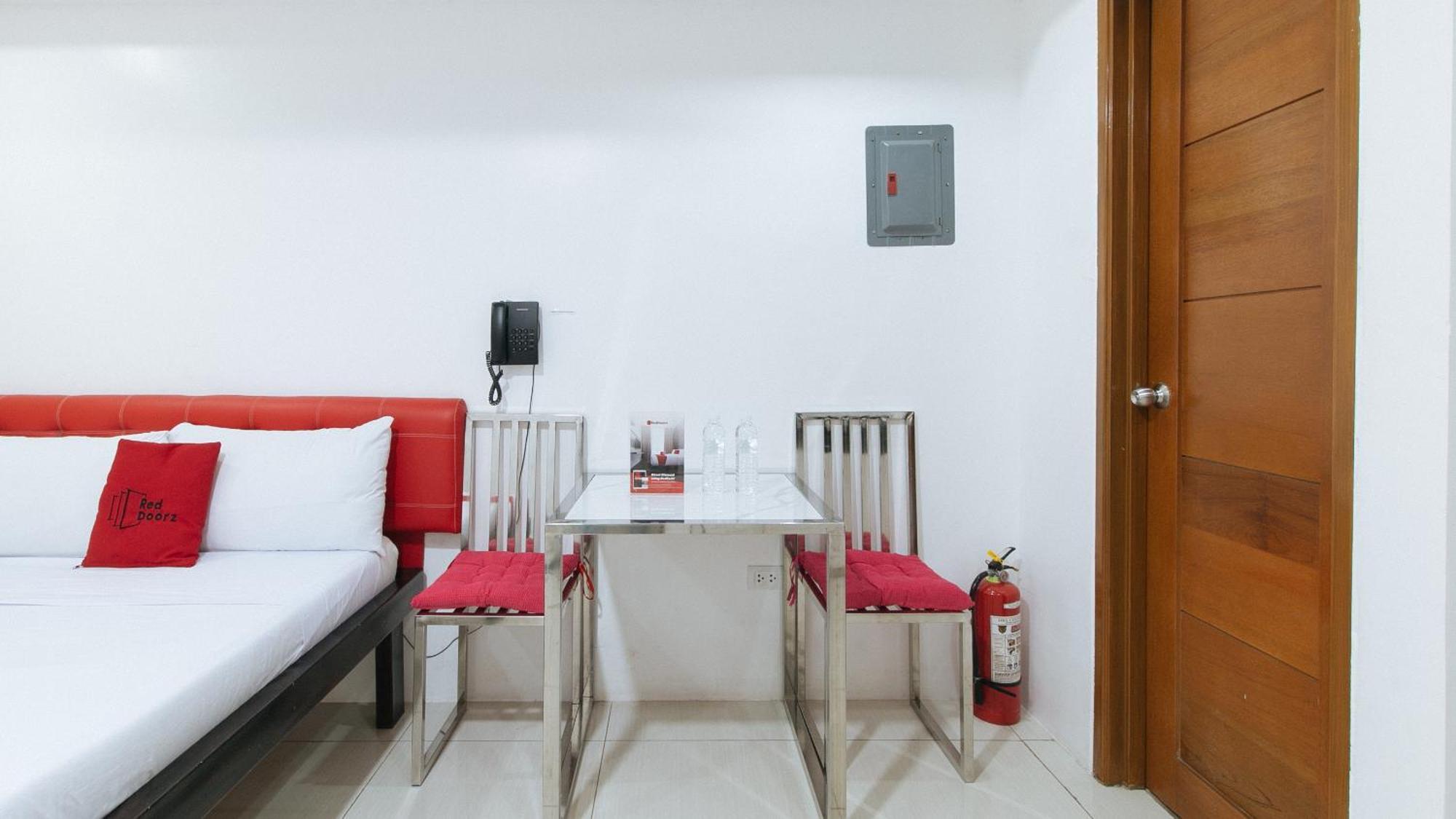 Reddoorz At Dbuilders Rooms Bangkal Makati San Pedro Makati Exterior foto
